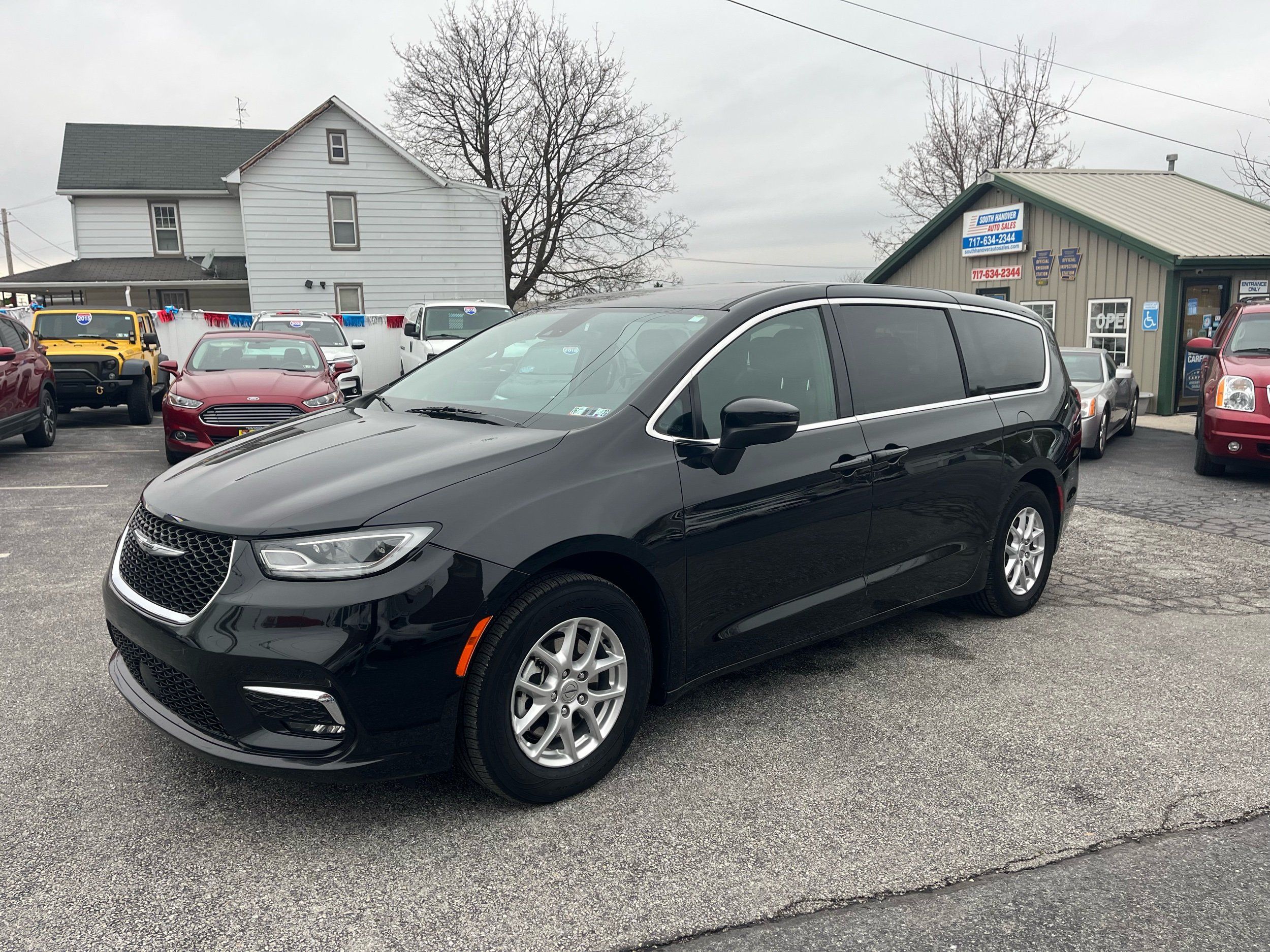 2023 Chrysler Pacifica Touring's photo