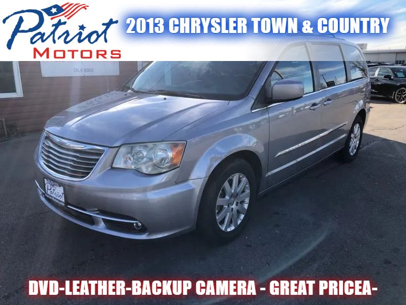 2013 Chrysler Town & Country Touring's photo