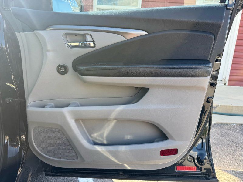 2016 Honda Pilot LX photo 19