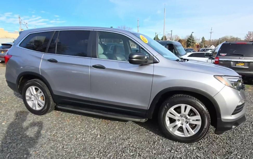 2016 Honda Pilot LX photo 16