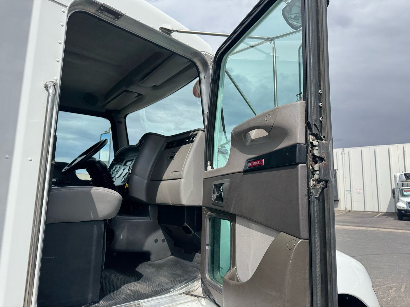 2019 Kenworth T3 Series photo 30