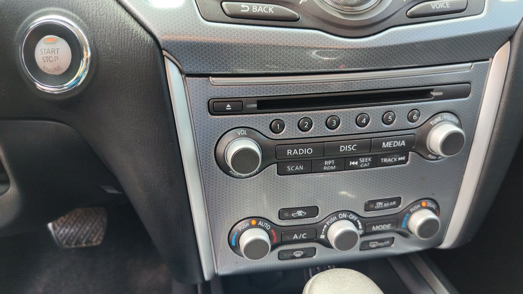 2018 Nissan Pathfinder SL photo 18