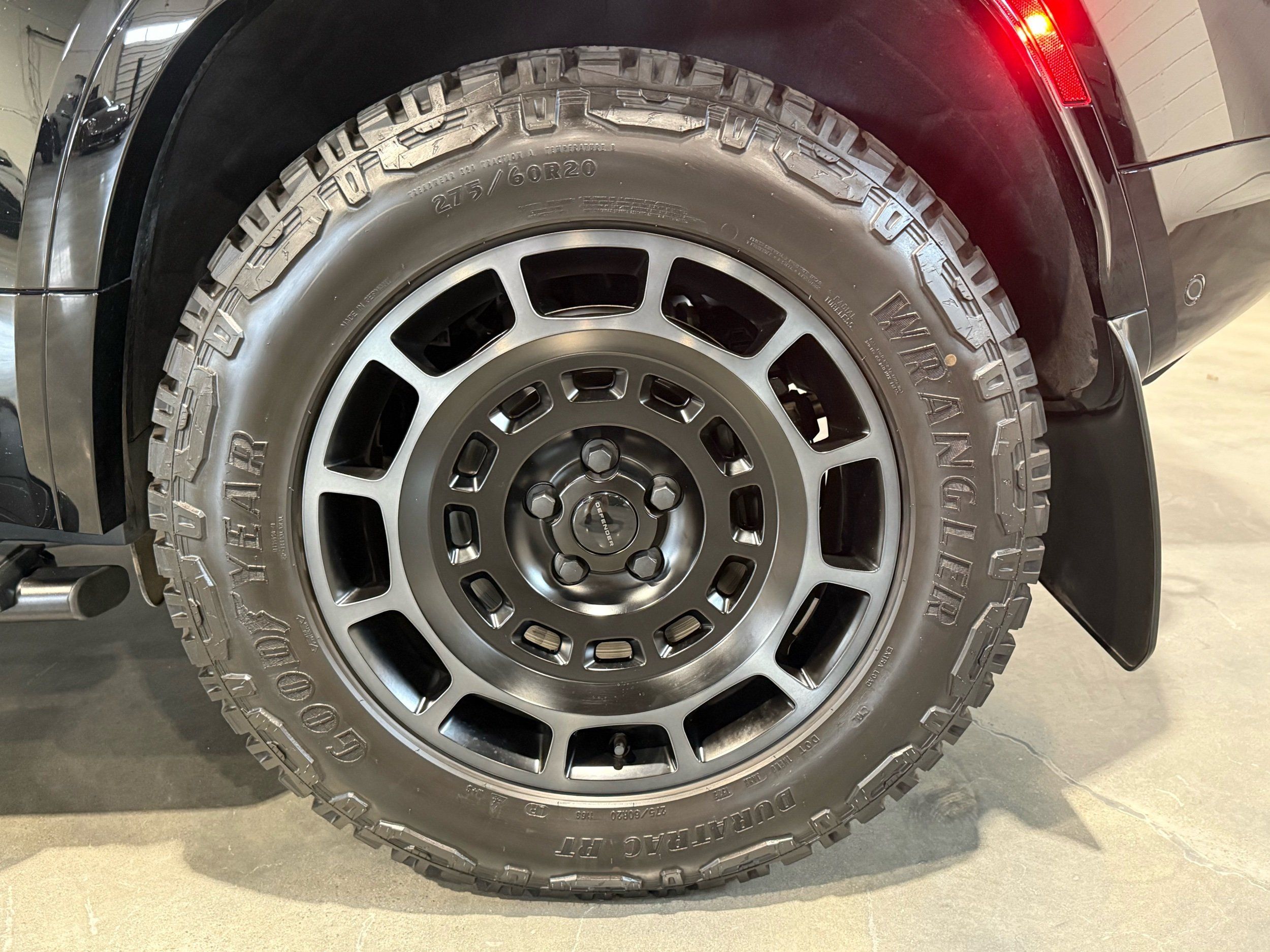 2026 Land Rover Defender P635 OCTA Black, photo 26