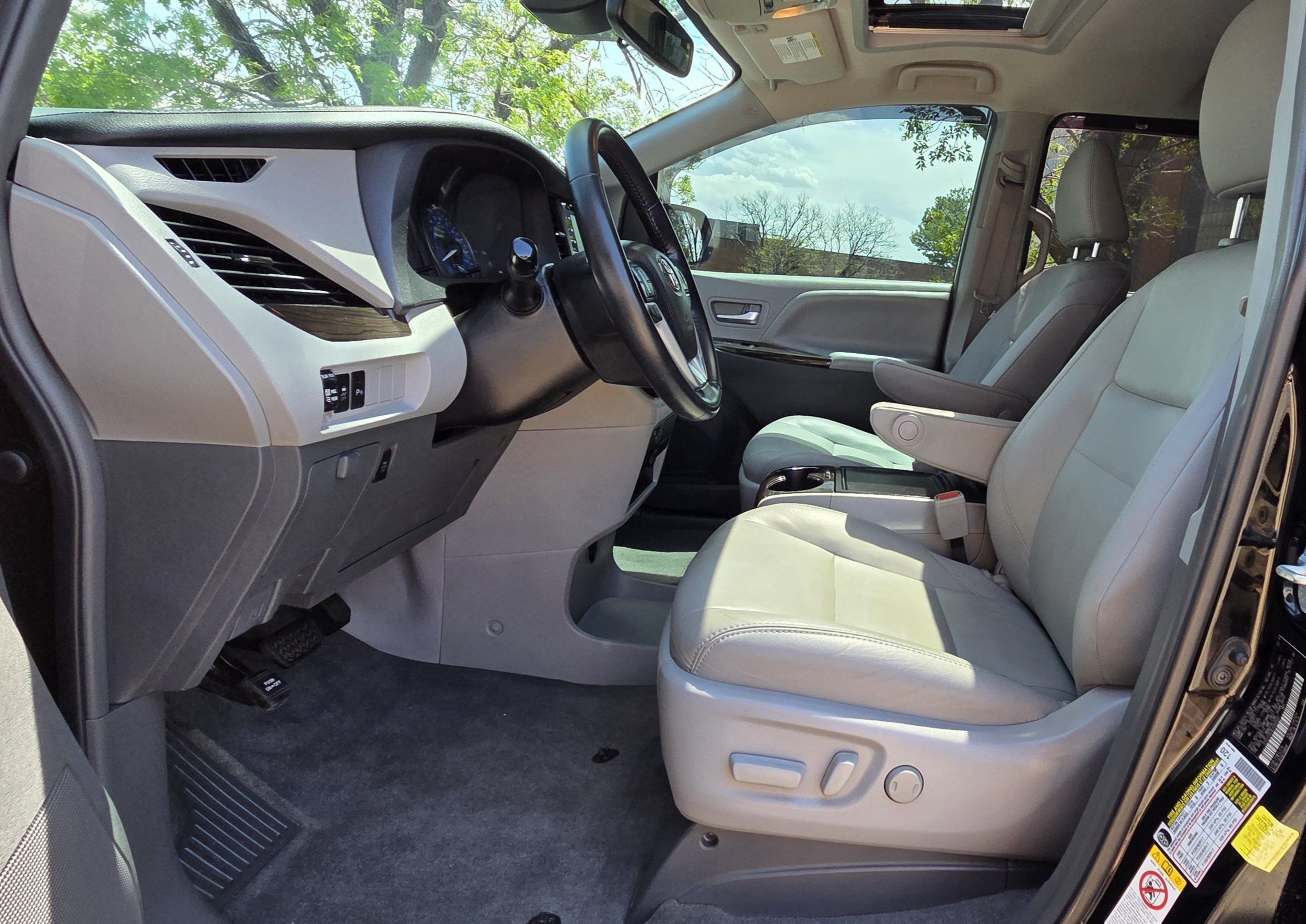 2018 Toyota Sienna XLE - Photo 10