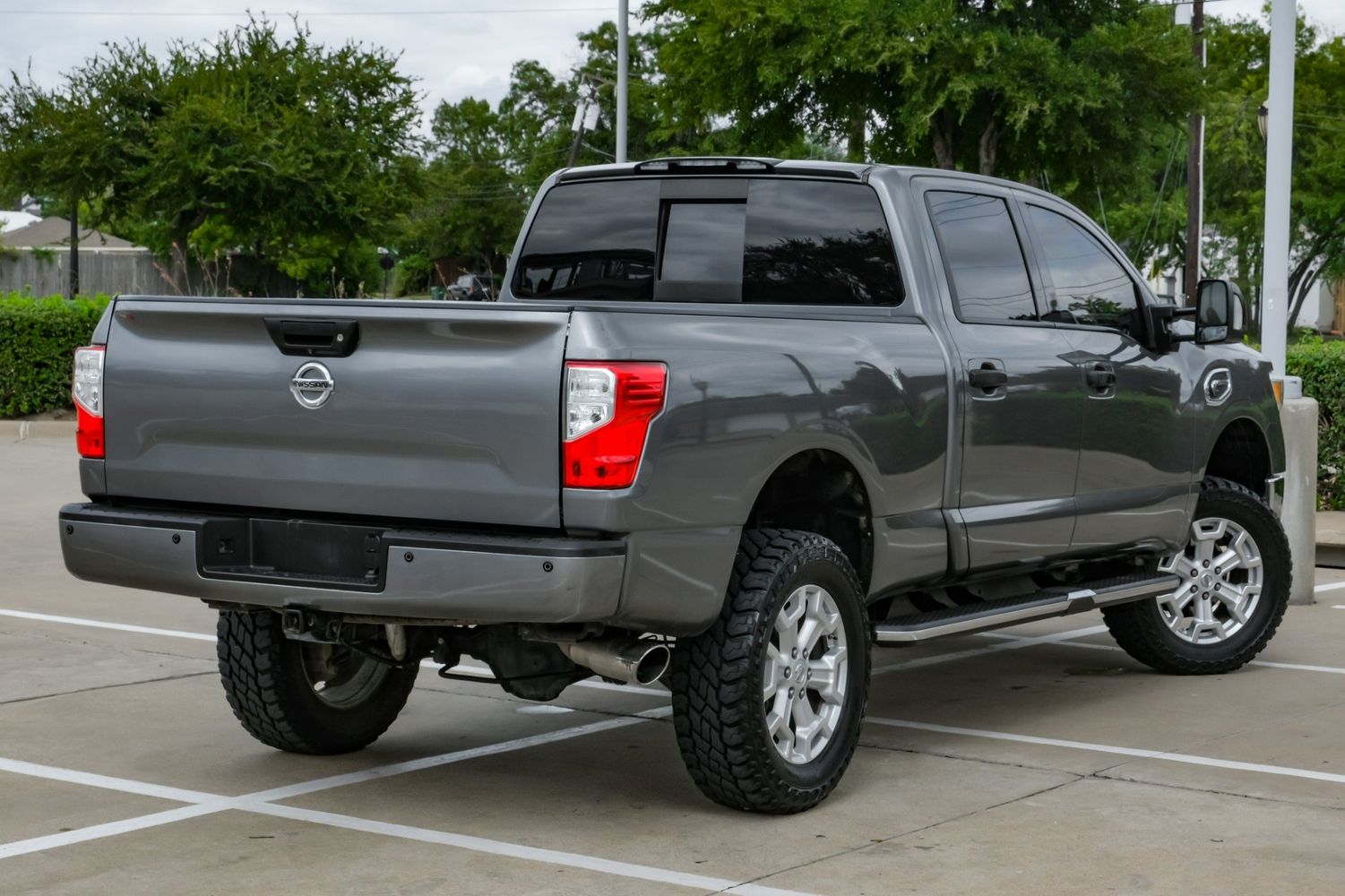 2017 Nissan Titan SL photo 9