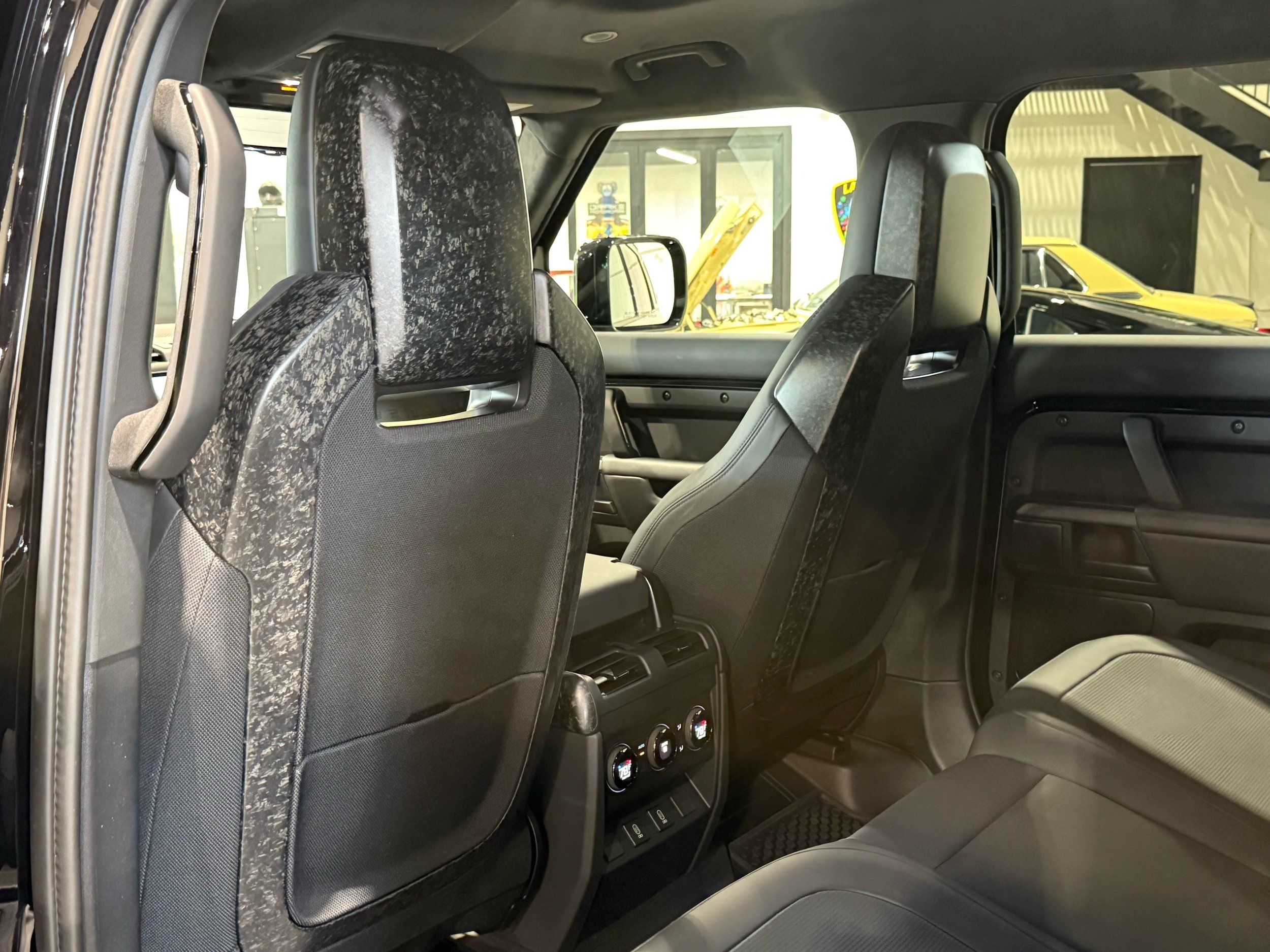 2026 Land Rover Defender P635 OCTA Black, photo 13
