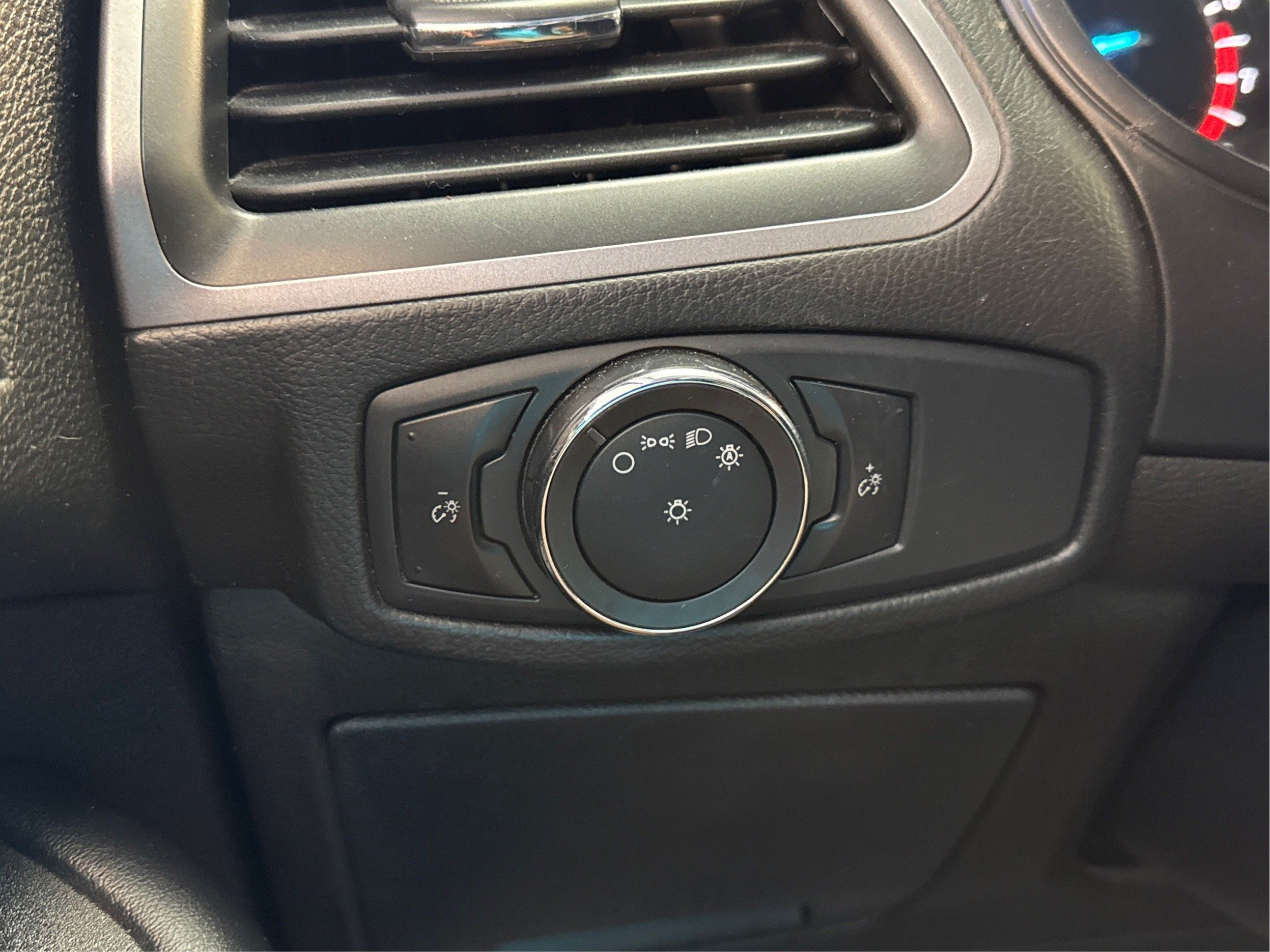 2018 Ford Edge SE - Photo 19