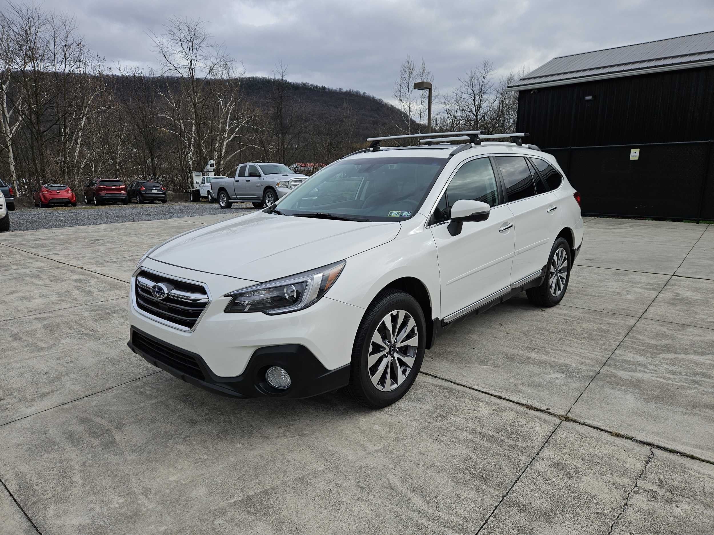 2018 Subaru Outback 2.5i Touring photo 3