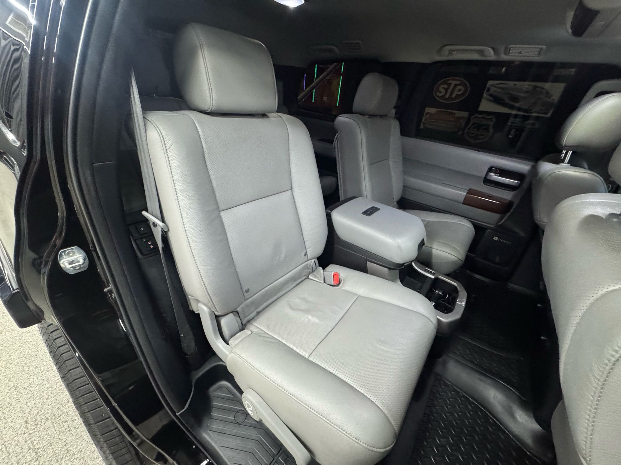 2017 Toyota Sequoia Platinum photo 21