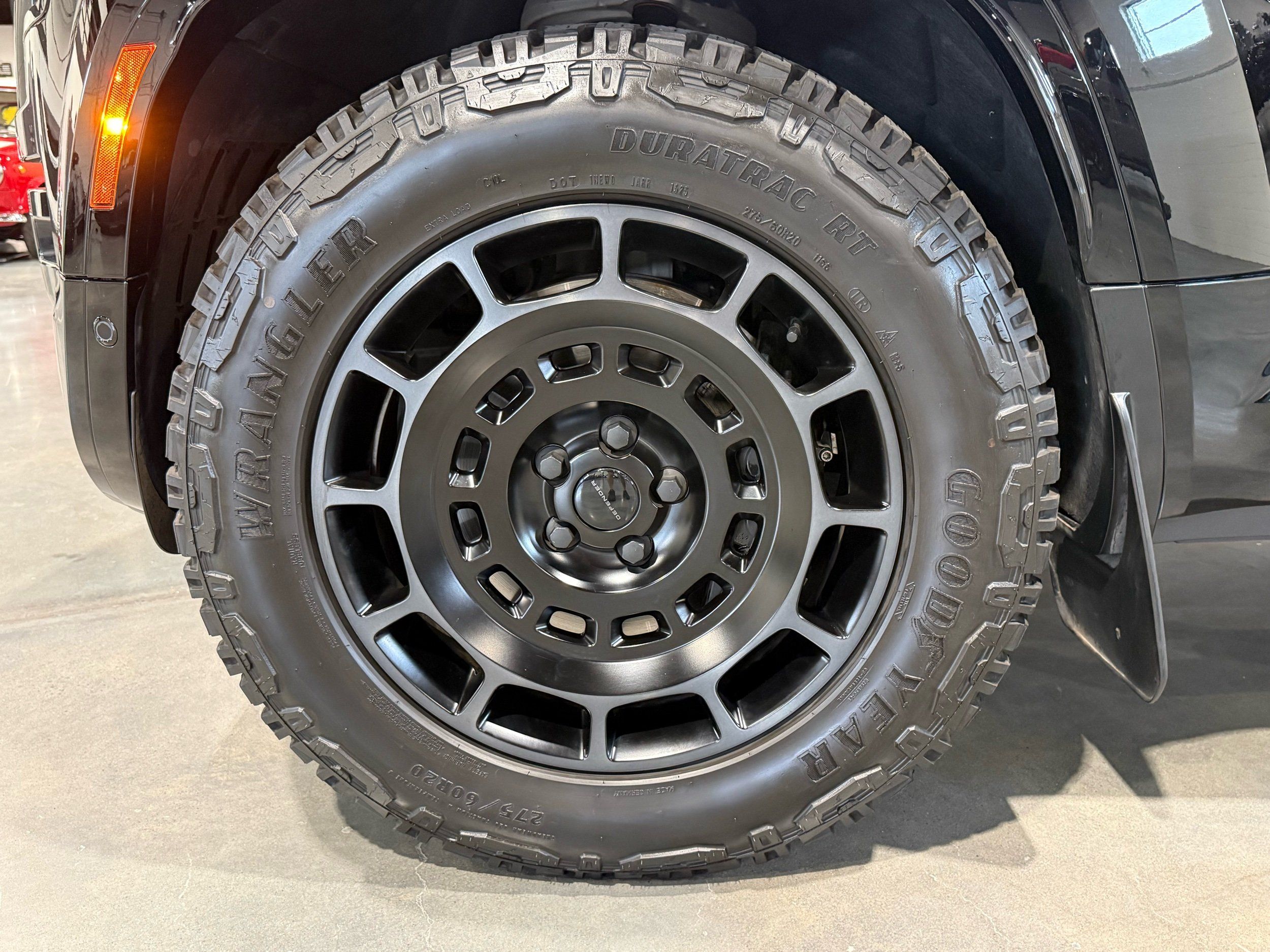 2026 Land Rover Defender P635 OCTA Black, photo 25
