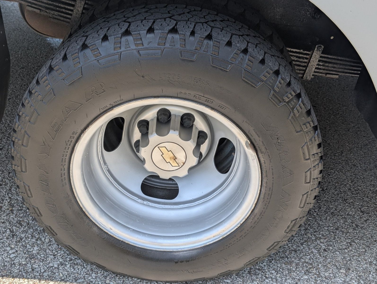 2009 Chevrolet Express Cutaway 35