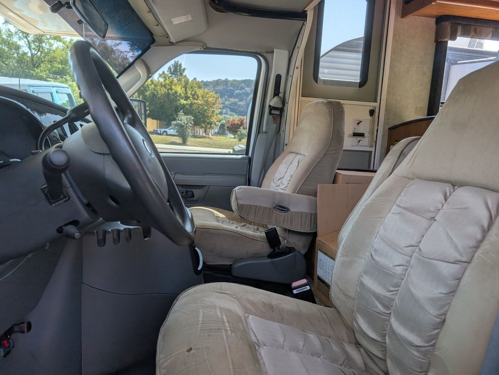 2004 Ford E-Series Chassis 23