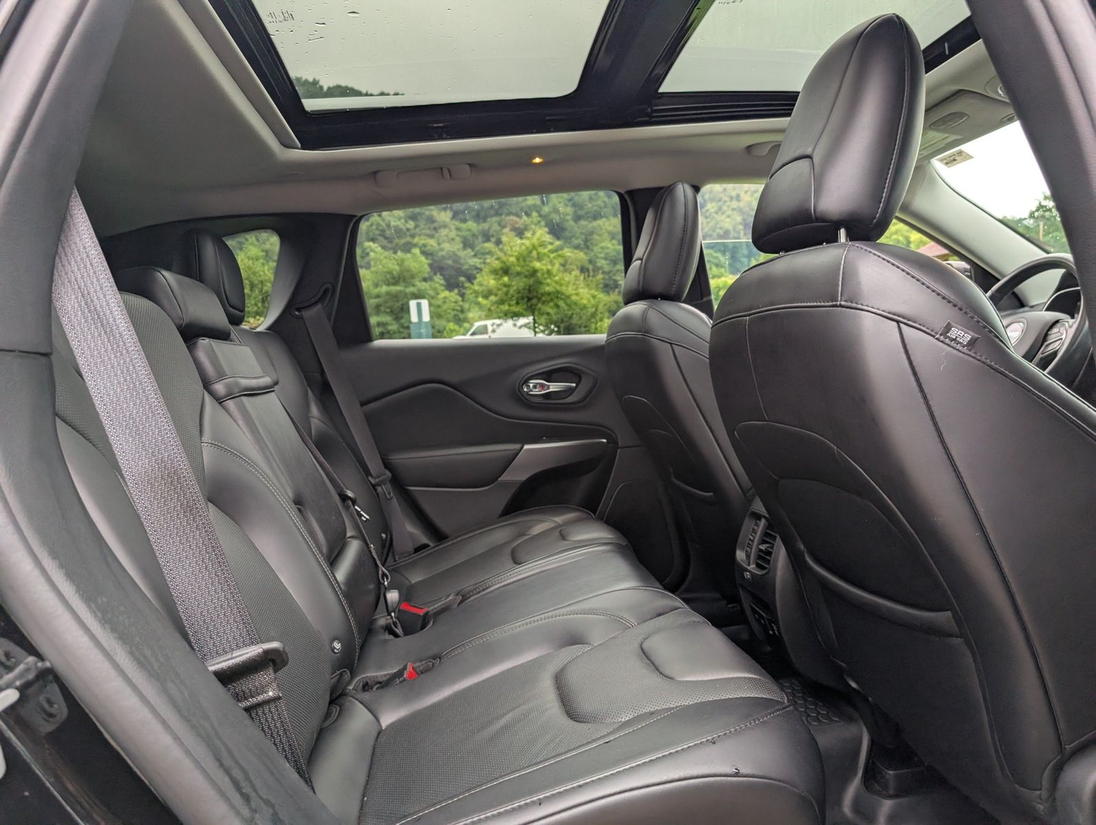 2019 Jeep Cherokee 42