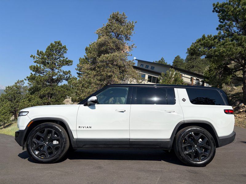 2025 Rivian R1S
