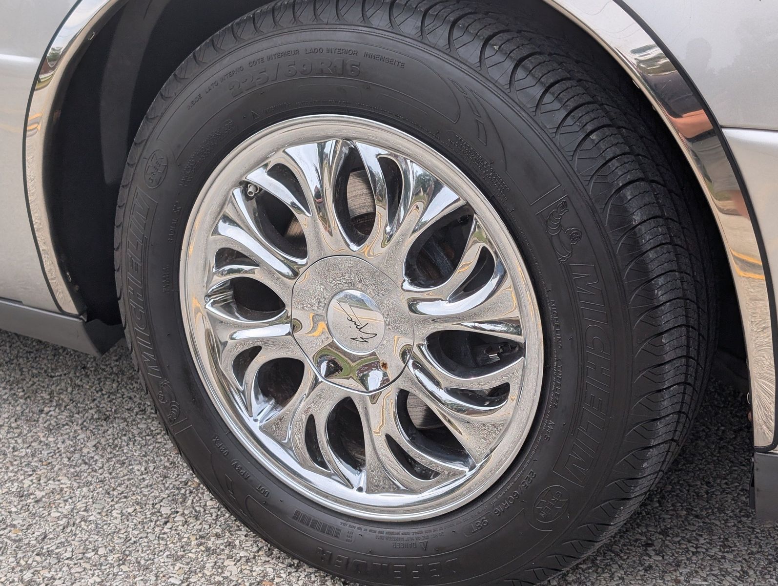 2005 Cadillac DeVille 24