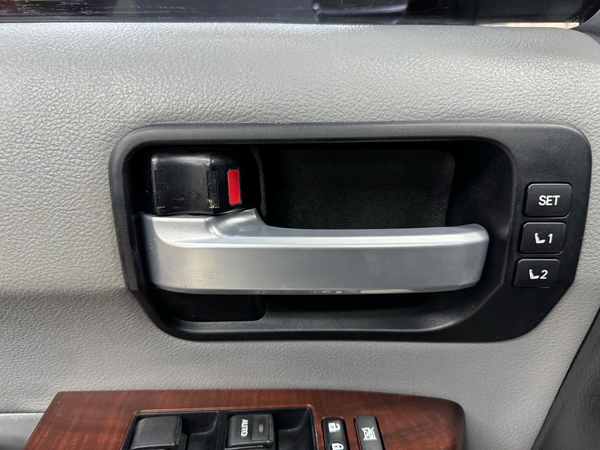 2017 Toyota Sequoia Platinum photo 27