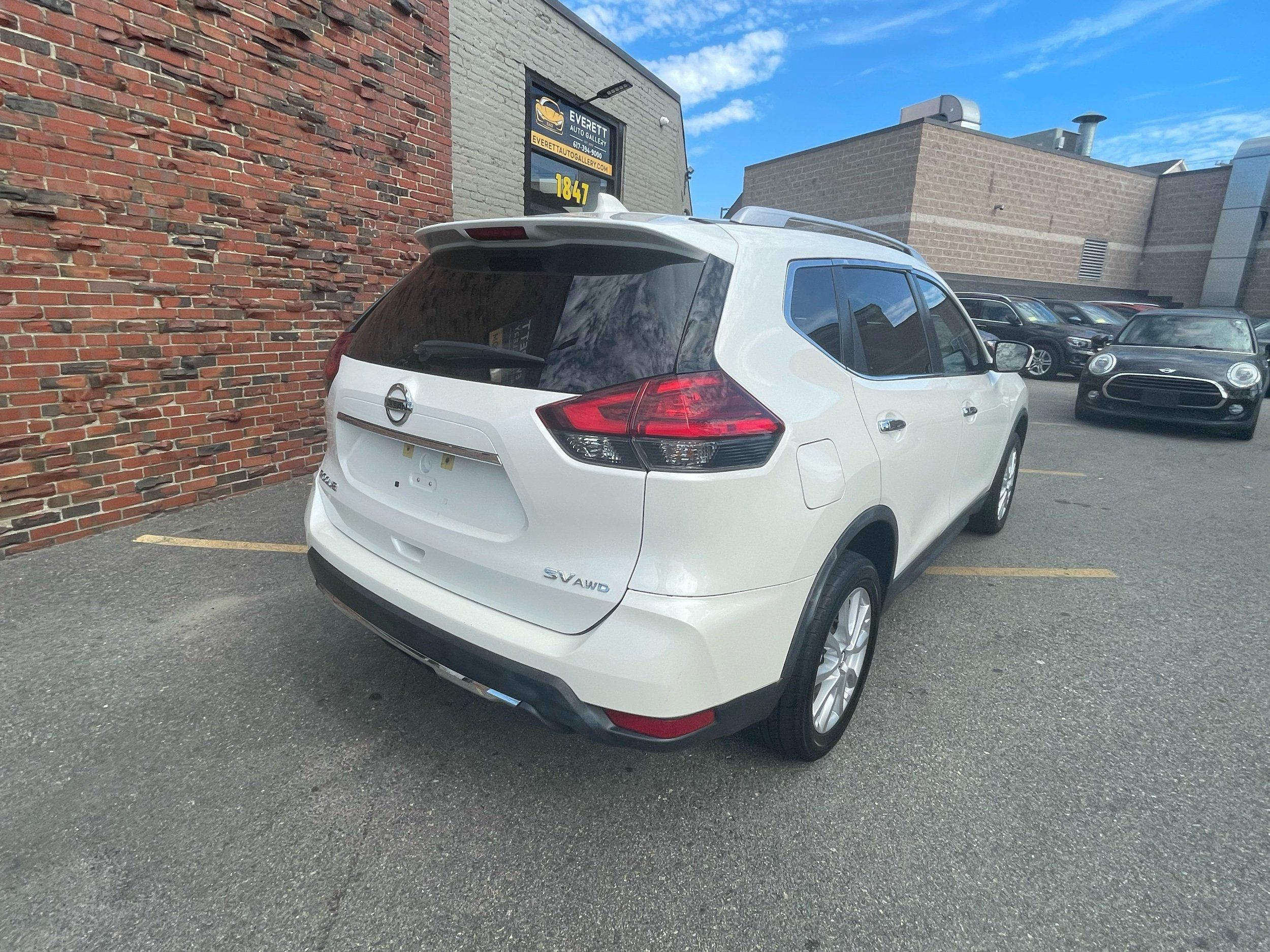 2017 Nissan Rogue SV photo 2