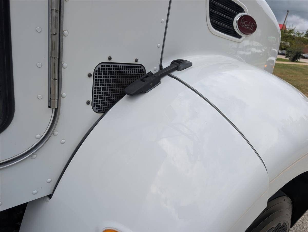 2007 Peterbilt 335 32