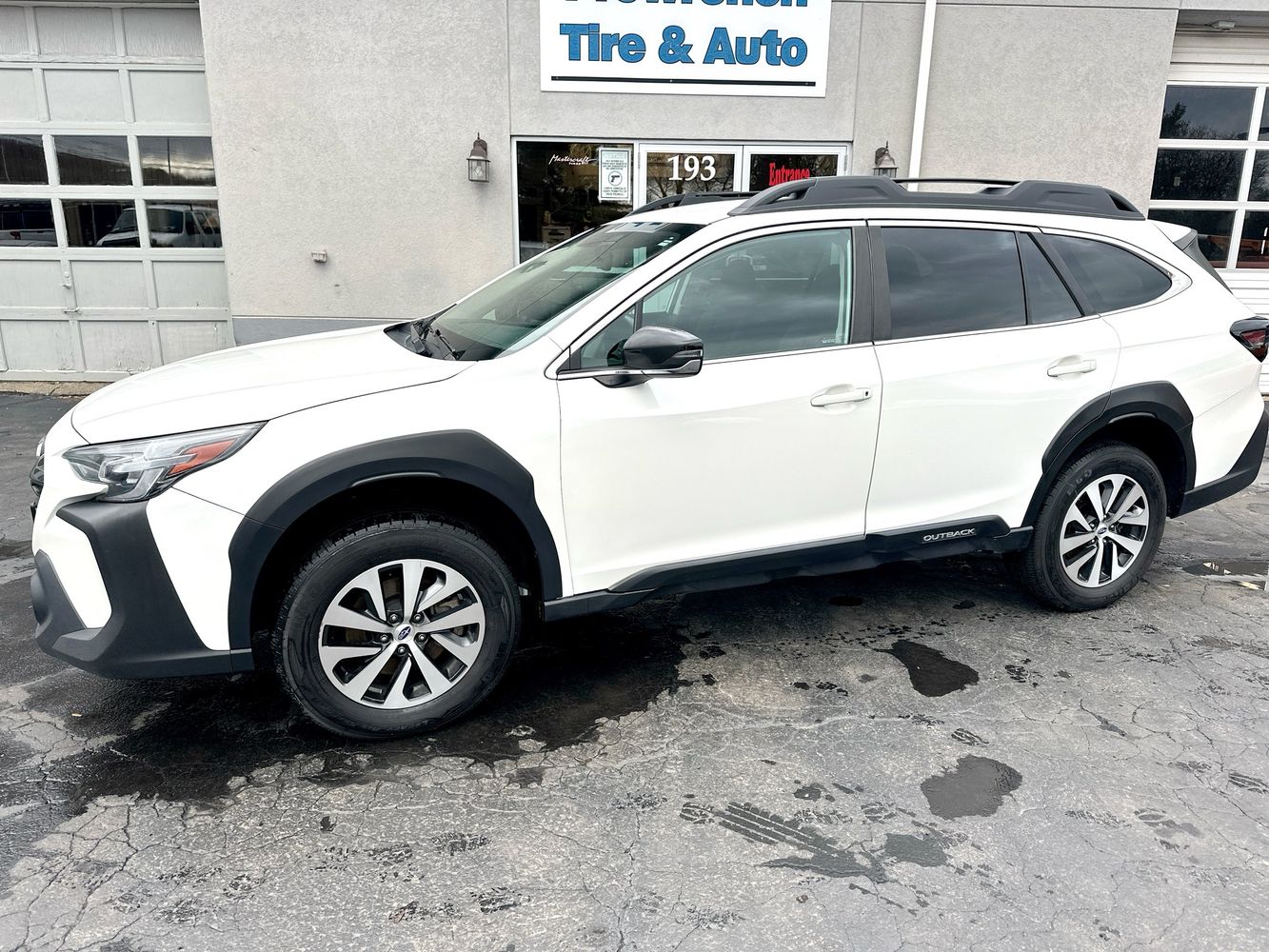 2023 Subaru Outback Premium's photo