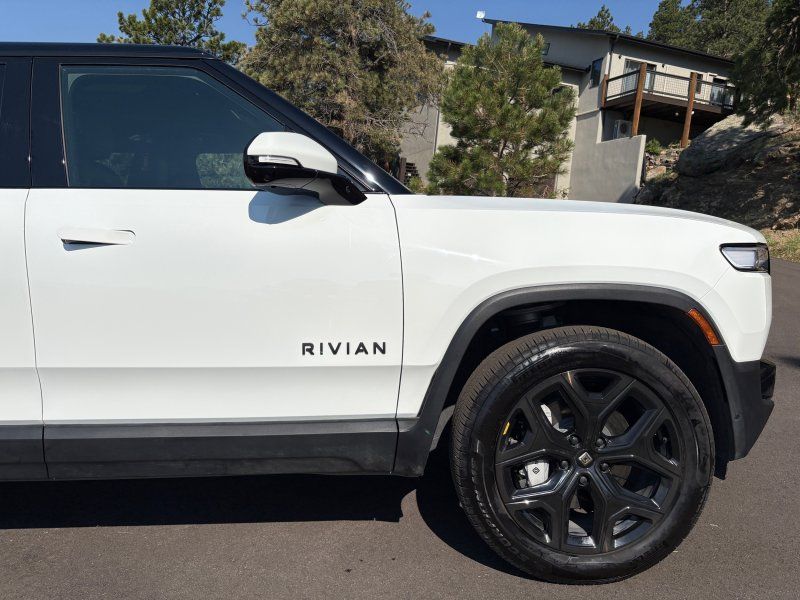2025 Rivian R1S Adventure - Photo 17