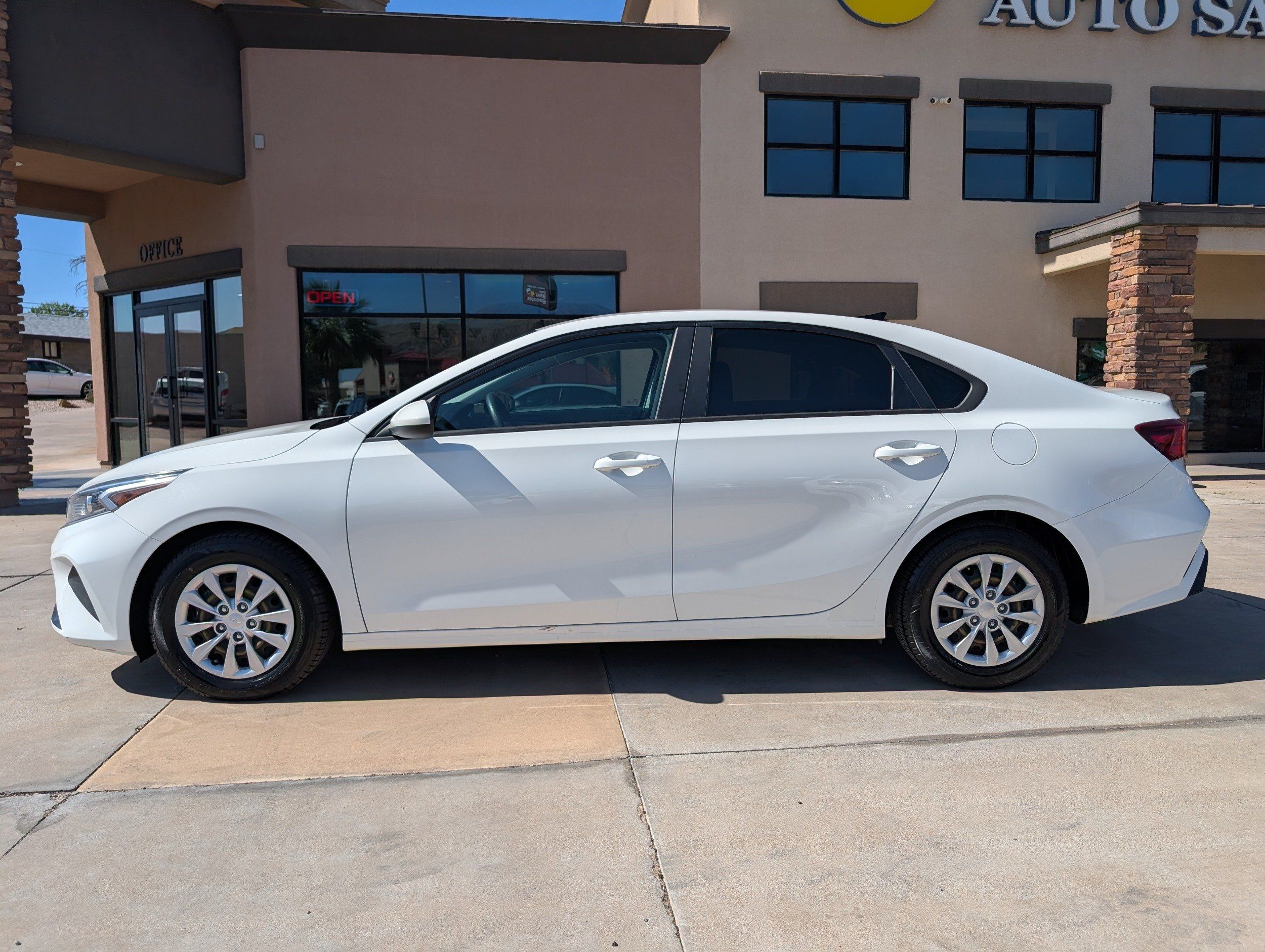 2023 Kia Forte LX - Photo 2