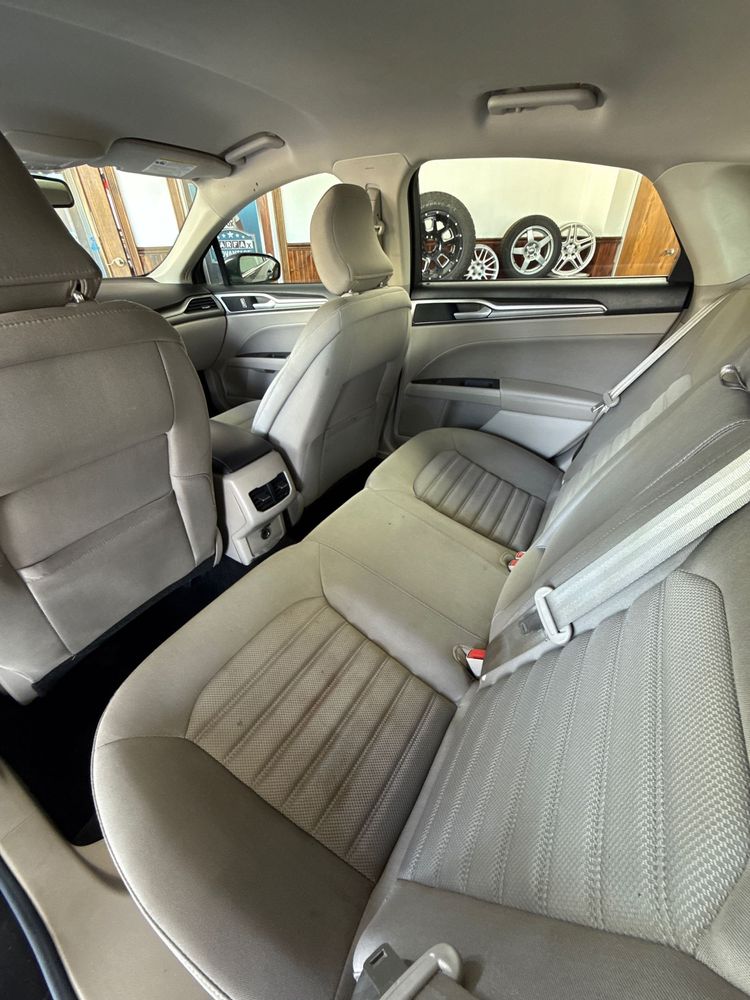 2019 Ford Fusion SE photo 12