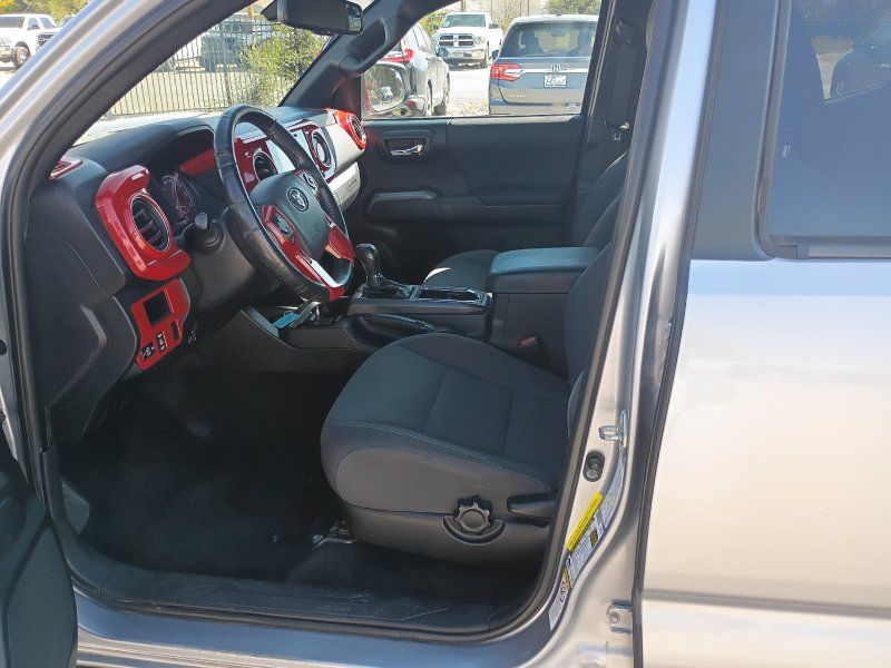 2018 Toyota Tacoma TRD photo 9