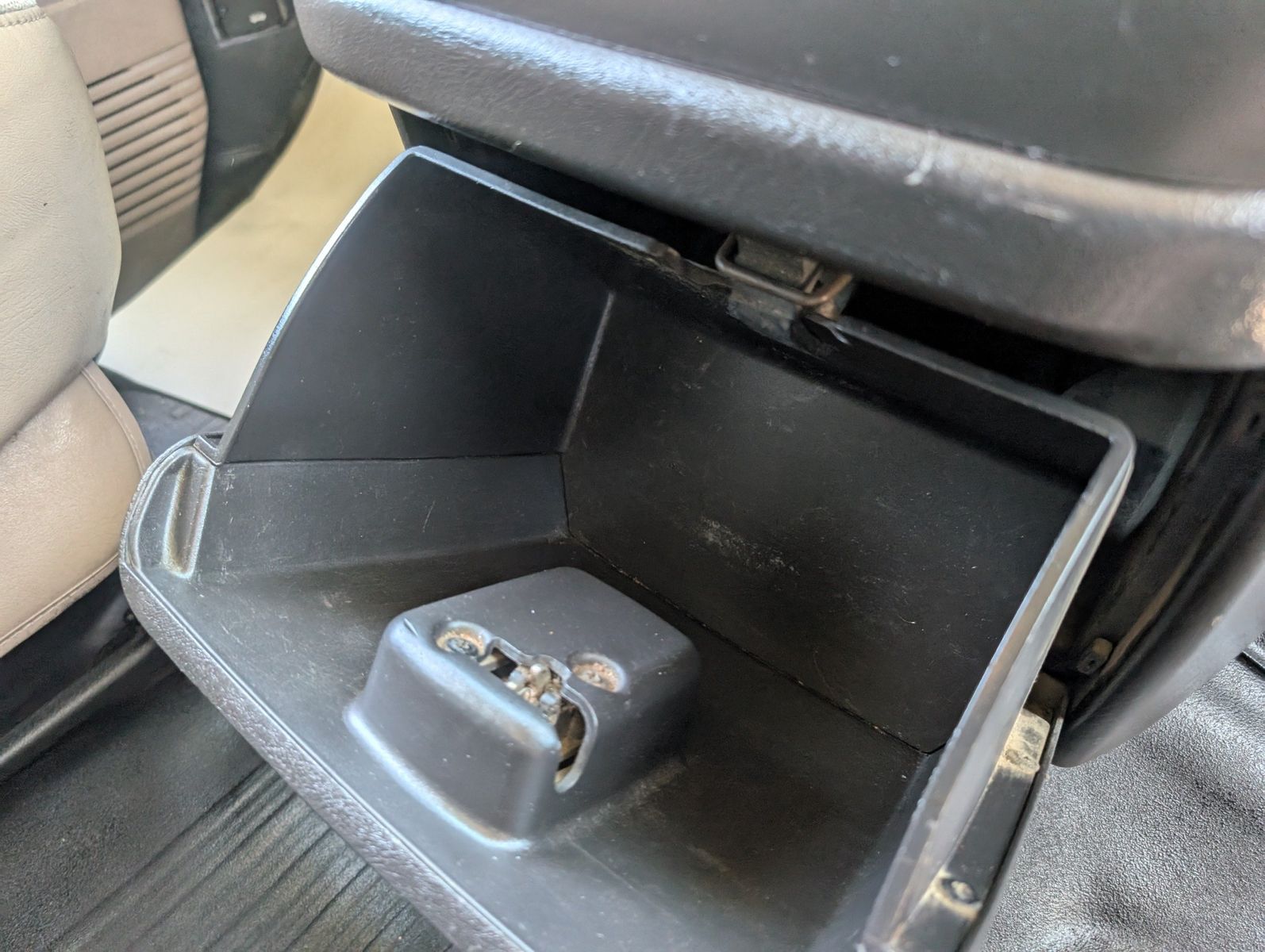 2009 Chevrolet Express Cutaway 28