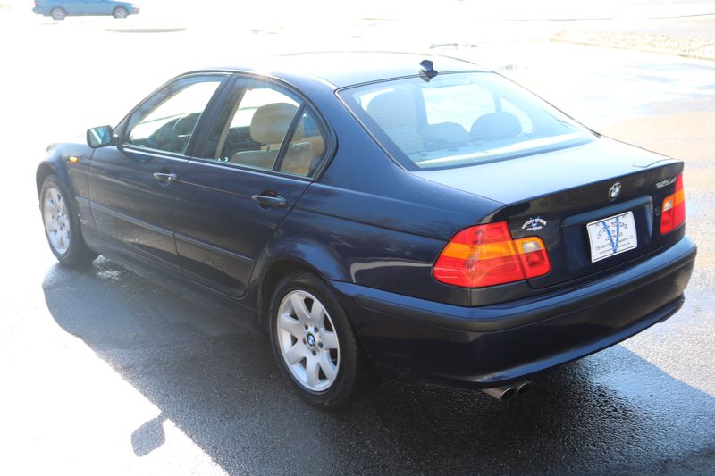 2005 BMW 325xi Photos