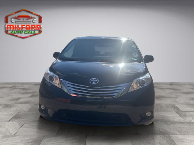 2017 Toyota Sienna XLE Premium photo 3