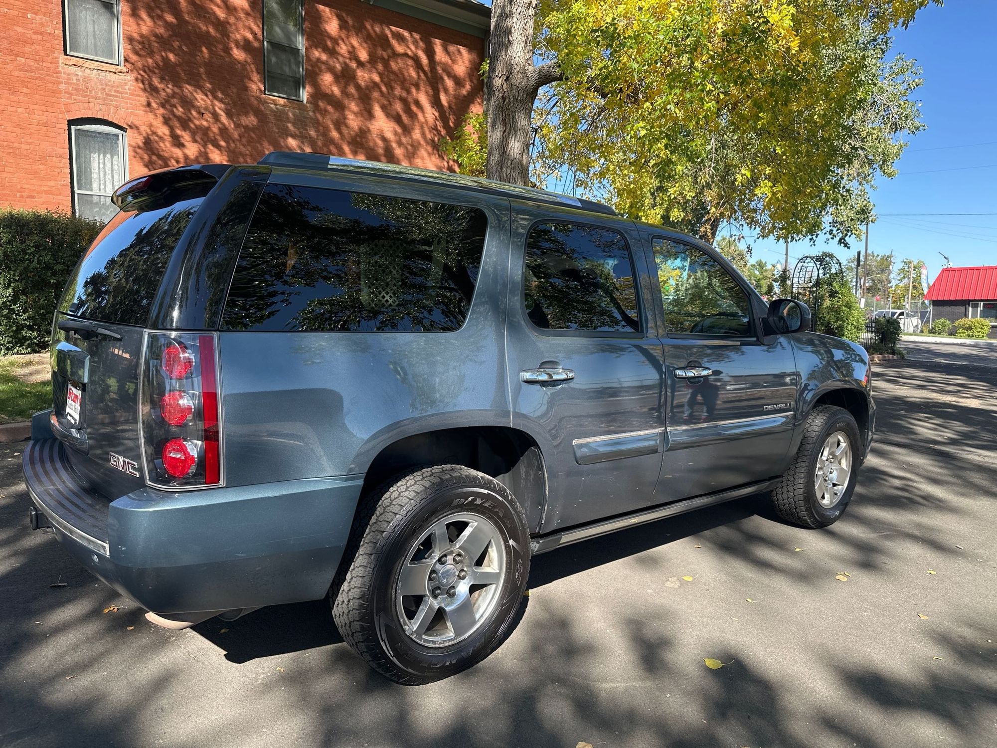 2008 Gmc Yukon Denali photo 2