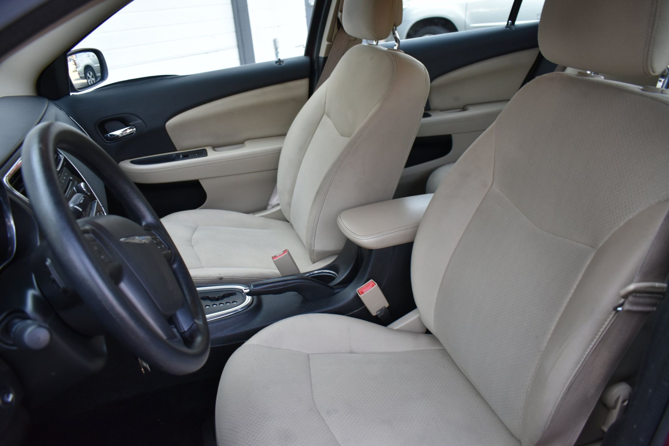 2014 Chrysler 200 LX photo 4