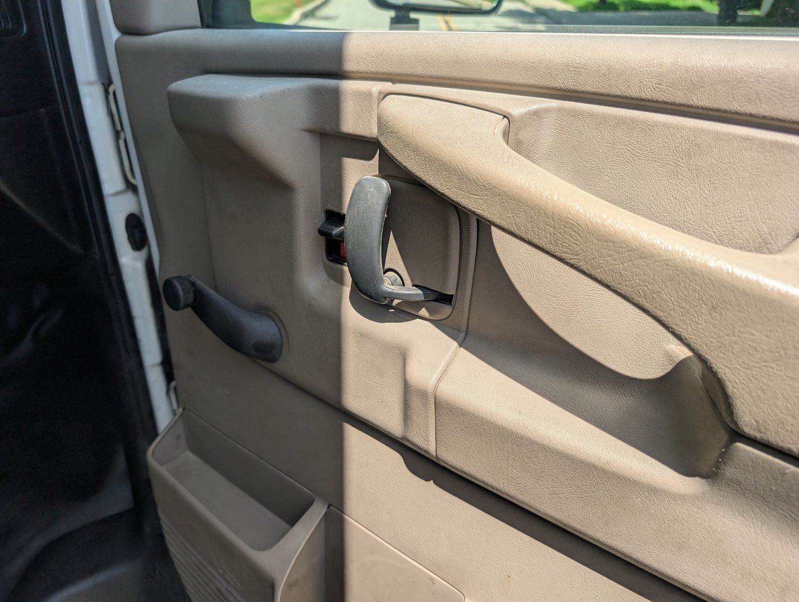 2009 Chevrolet Express Cutaway 31