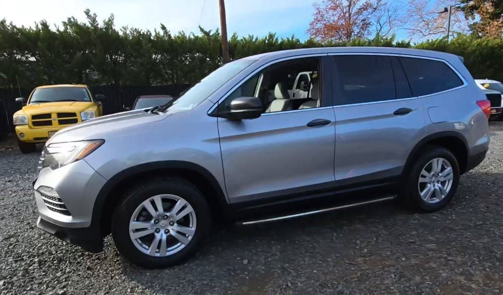 2016 Honda Pilot LX photo 18