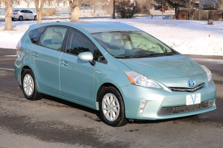 Toyota prius v 2013