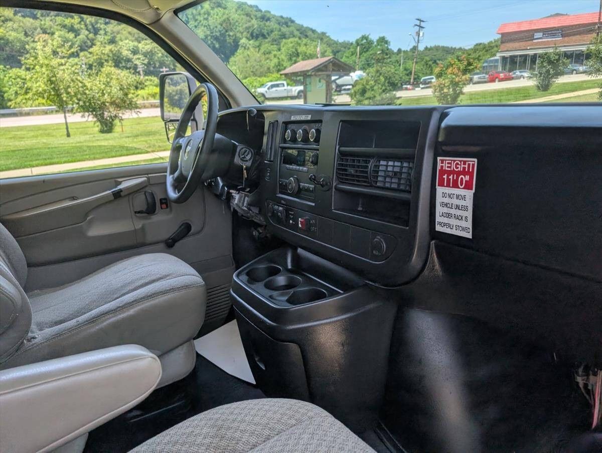 2008 Chevrolet Express Cutaway 27