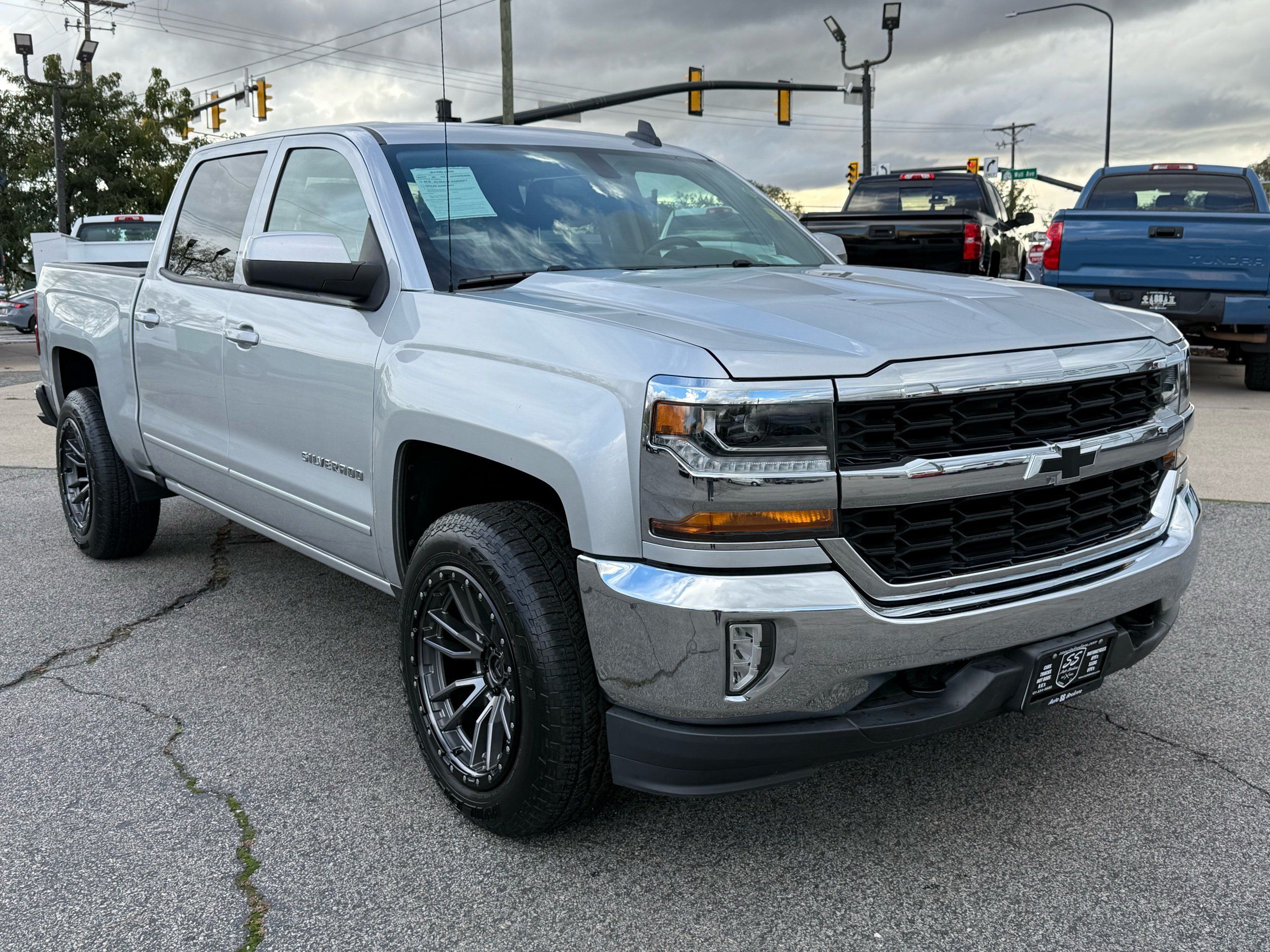 2017 Chevrolet Silverado 1500 LT photo 4