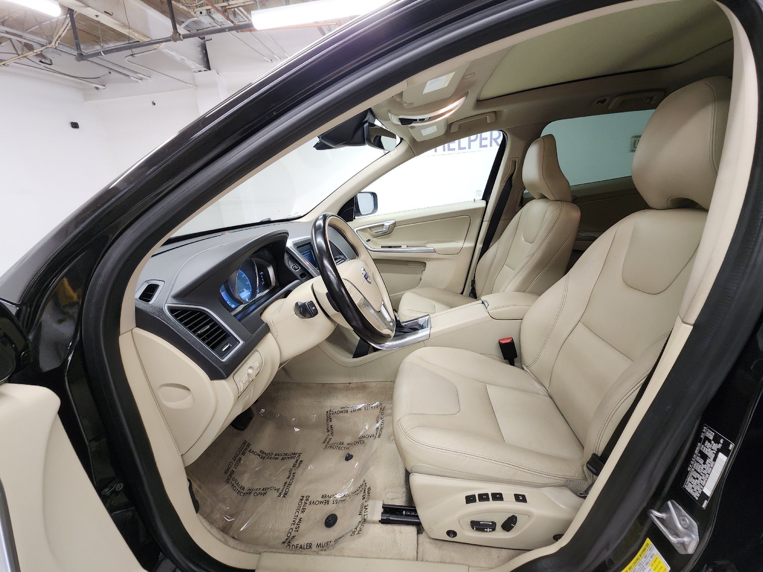 2016 Volvo XC60 T6 Drive-E photo 11