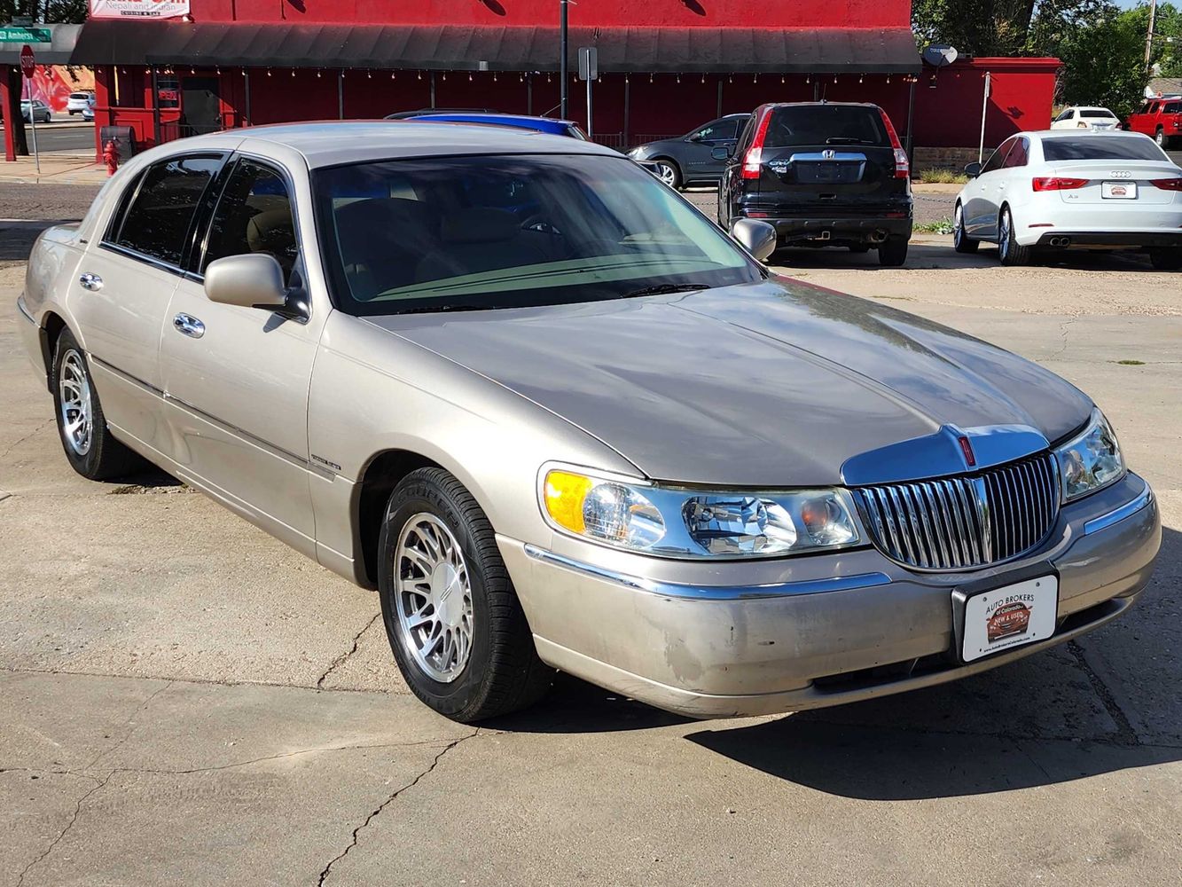 2002 Lincoln Town Car Signature photo 3