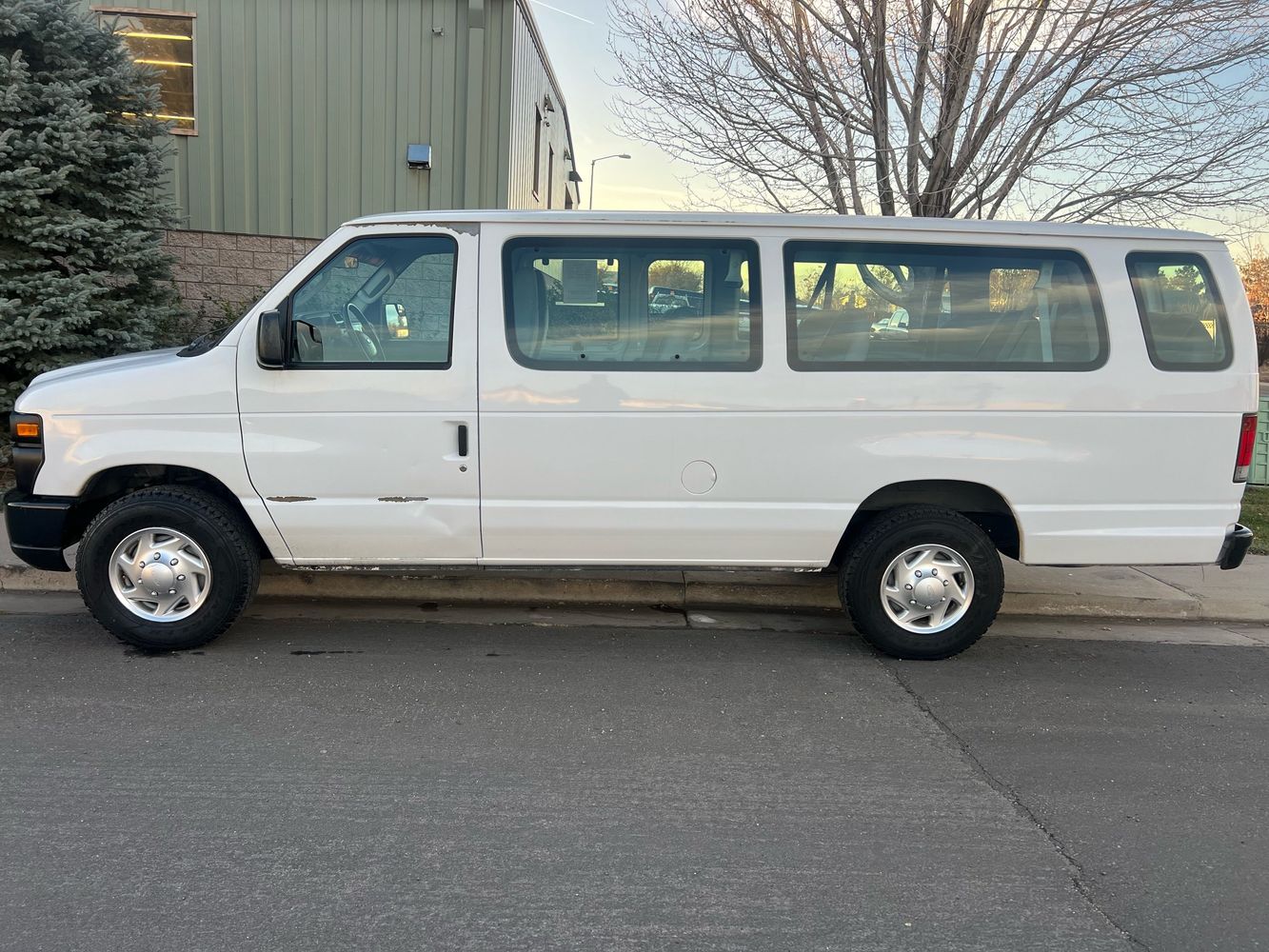 2010 Ford E-Series Econoline Wagon XLT photo 2