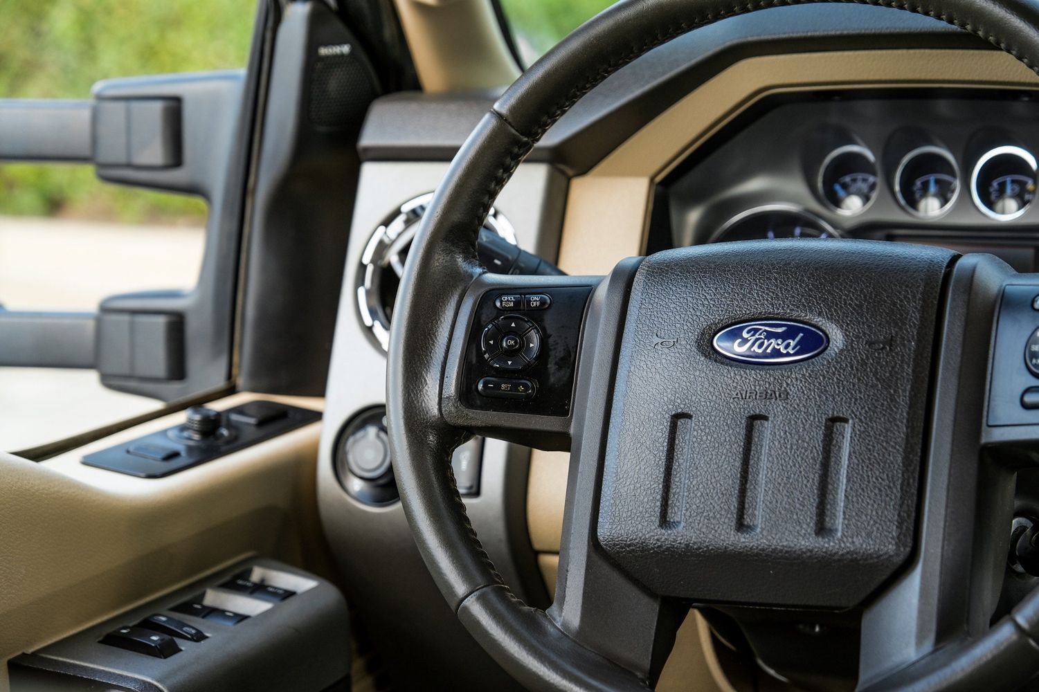 2013 Ford F-250 Platinum photo 17