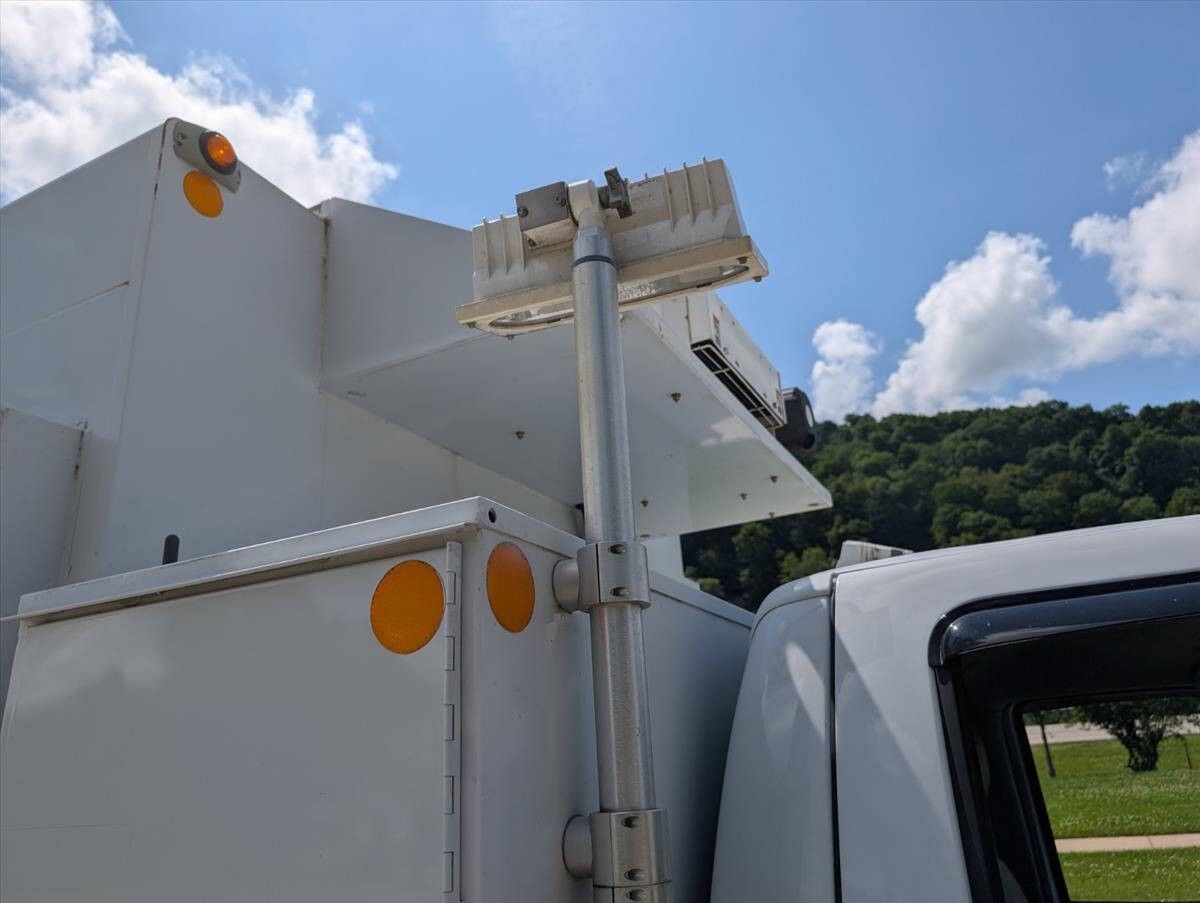 2011 Ford F-550 Super Duty 33