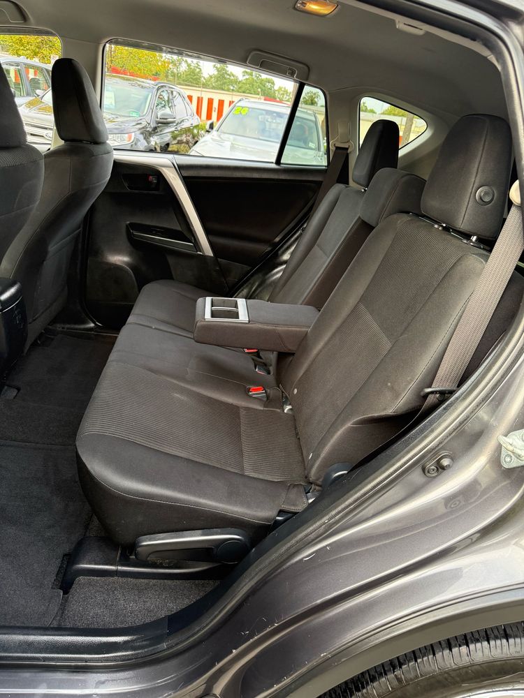 2016 Toyota RAV4 LE photo 10