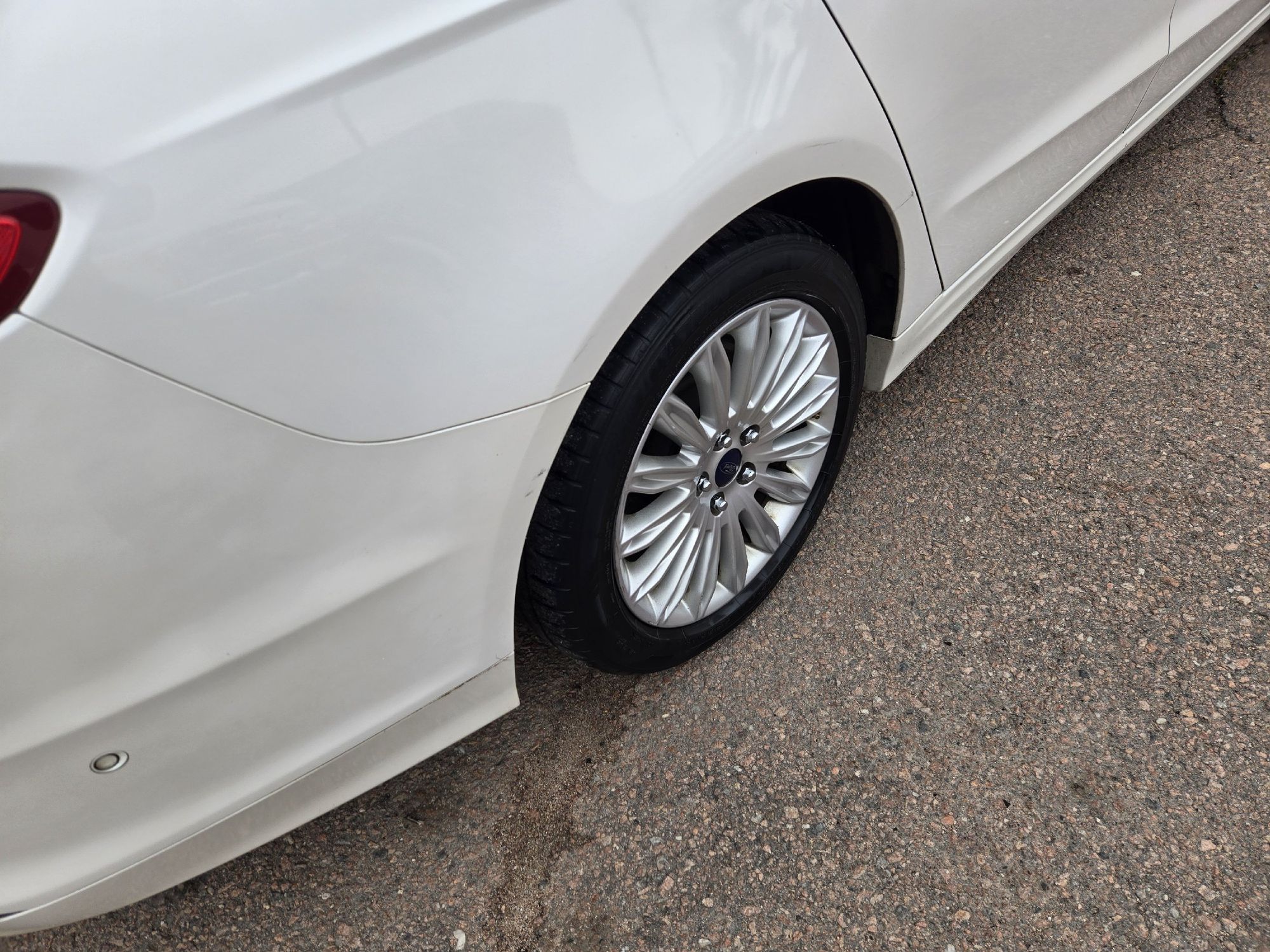 2013 Ford Fusion Energi Titanium photo 10