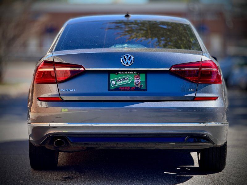 2017 Volkswagen Passat R-Line photo 4
