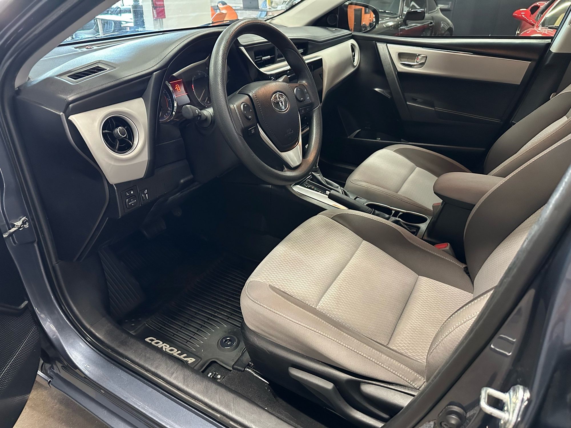 2018 Toyota Corolla LE photo 16