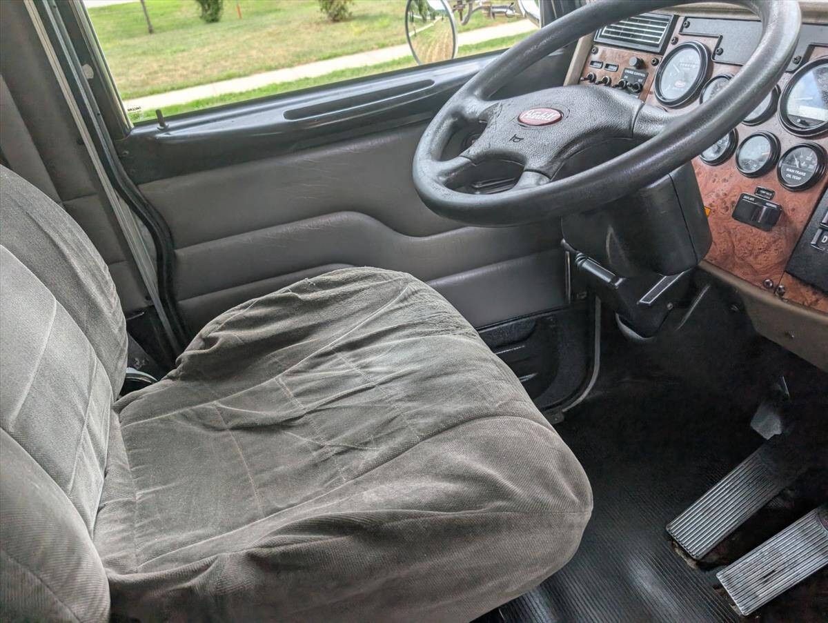 2007 Peterbilt 335 54