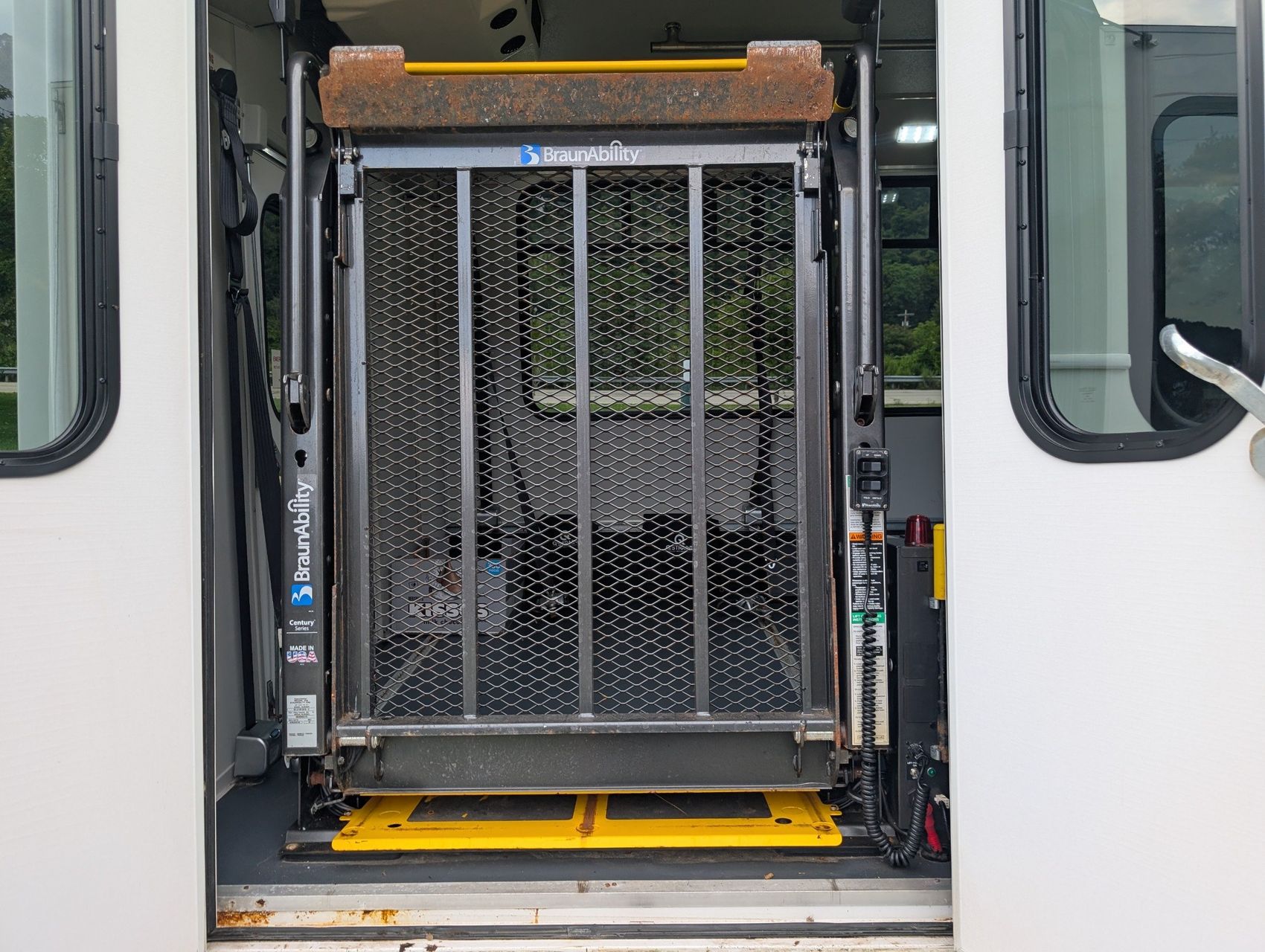 2016 Ford E-350 32