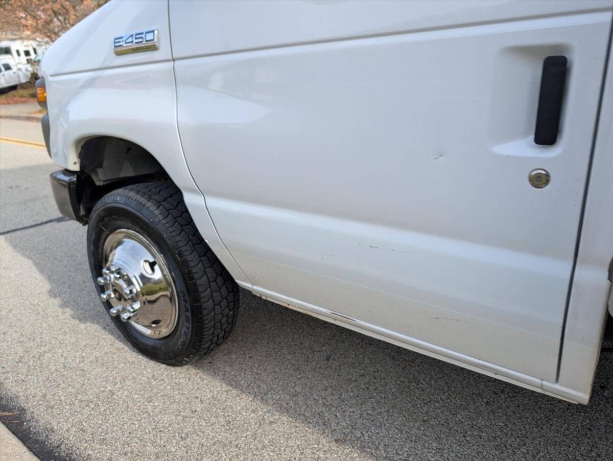 2017 Ford E-Series 44