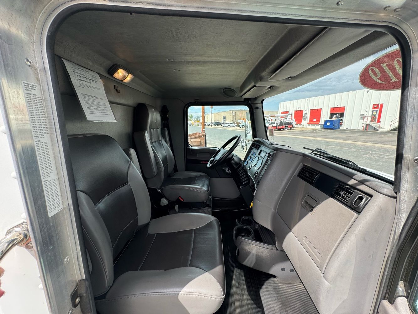 2019 Kenworth T3 Series photo 34
